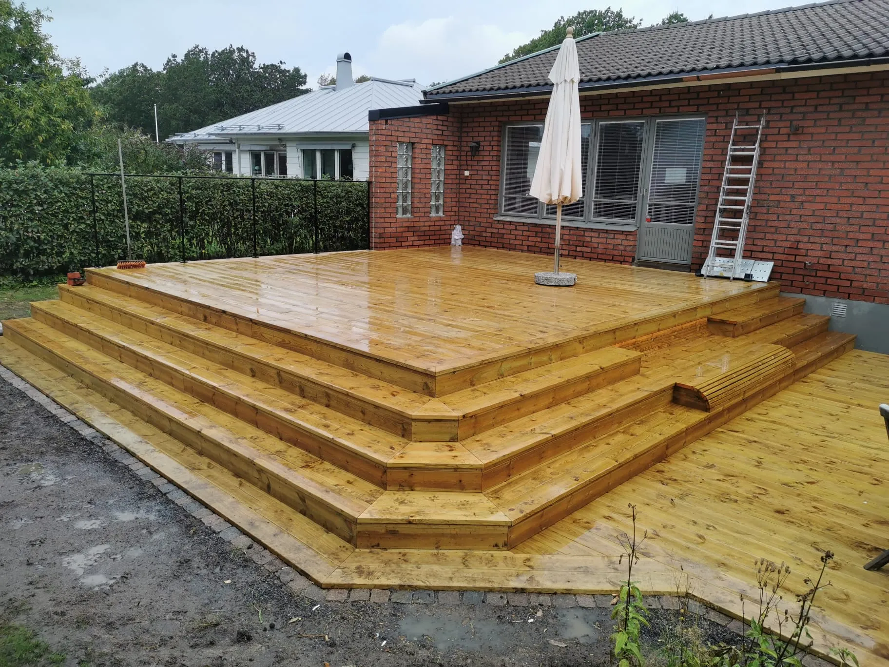 Badrumsrenovering med modernt kakel och ny duschvägg på Hisingen