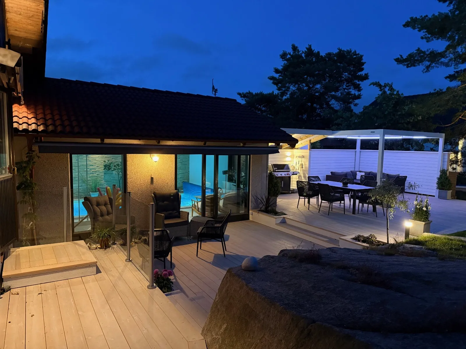 Färdigställd renovering med nytt golv och ommålade väggar i lägenhet