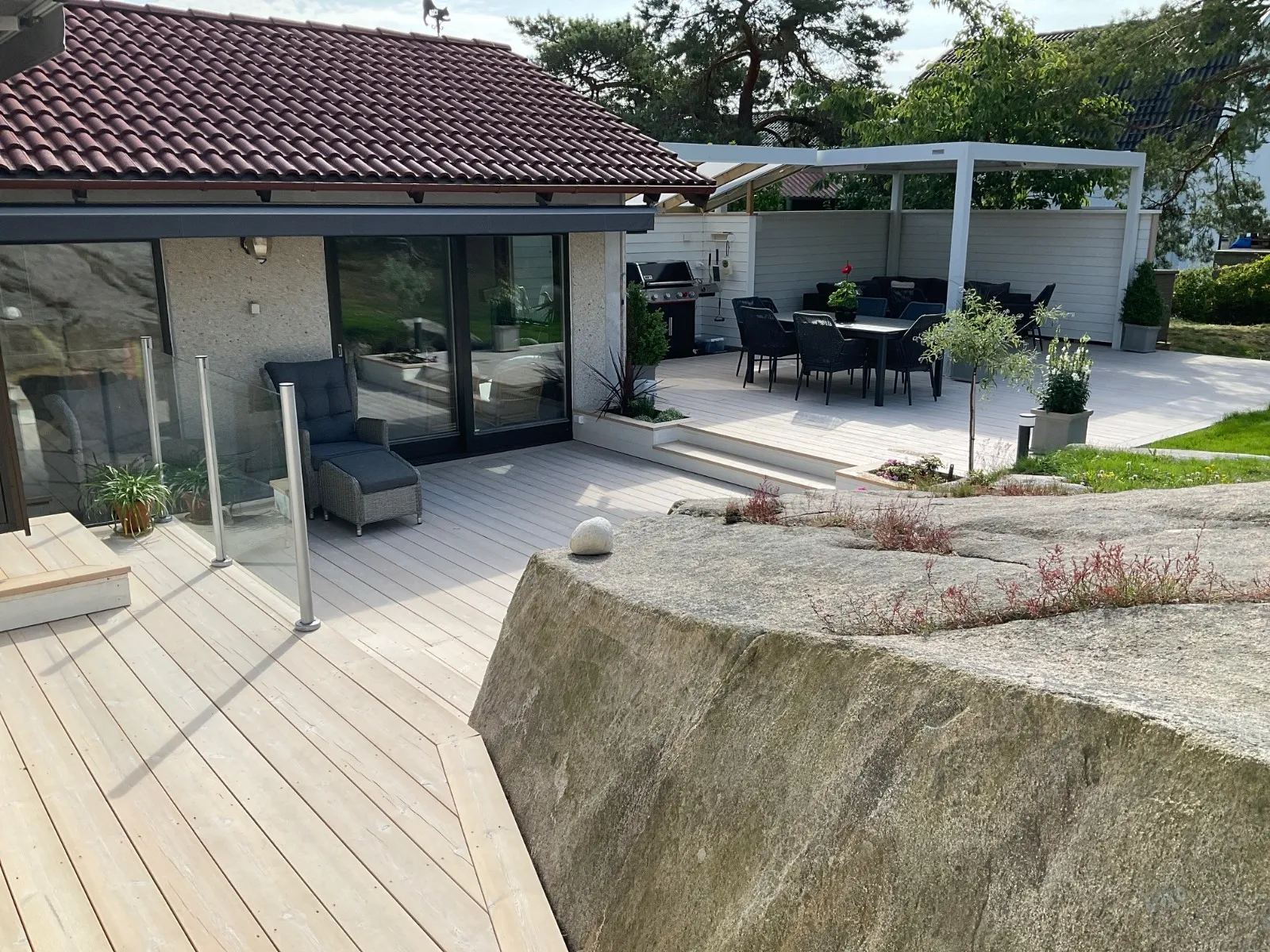 Köksrenovering med nya skåpluckor och bänkskiva i villa på Hisingen